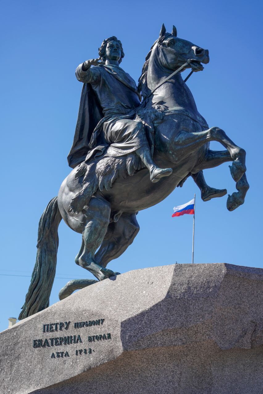 памятник петру первому на сенатской площади