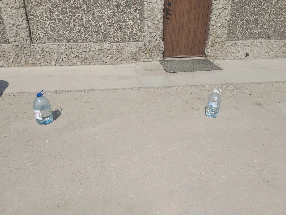 В Крыму возле входа в дом зачем-то ставят пятилитровые бутылки с водой ...