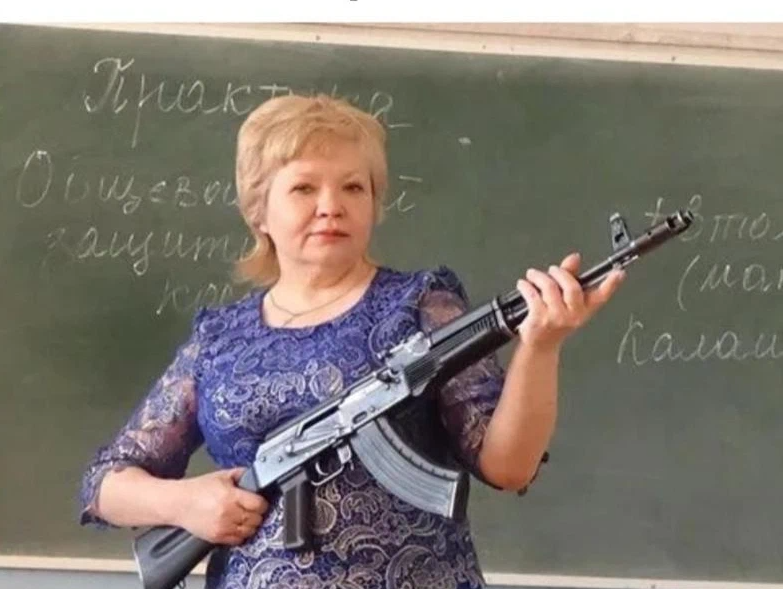 Глупый учитель. Учительница с автоматом. Учитель с пистолетом. Учительница с пистолетом. Учитель с оружием.