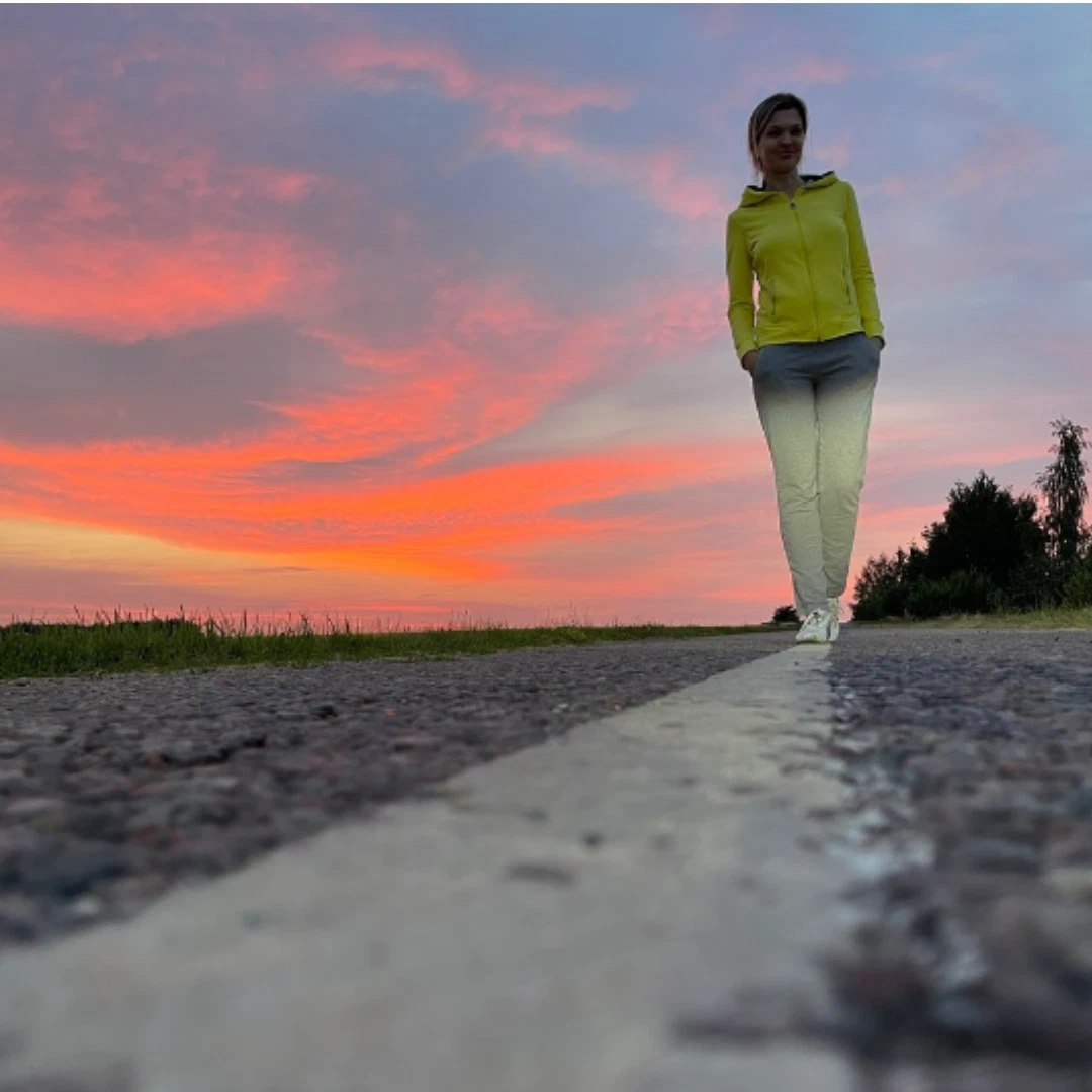 Кошки бегуны. Картинки с напоминанием о себе. Напоминание картинка прикольная. Спешу напомнить. Девушка торопится на свидание.