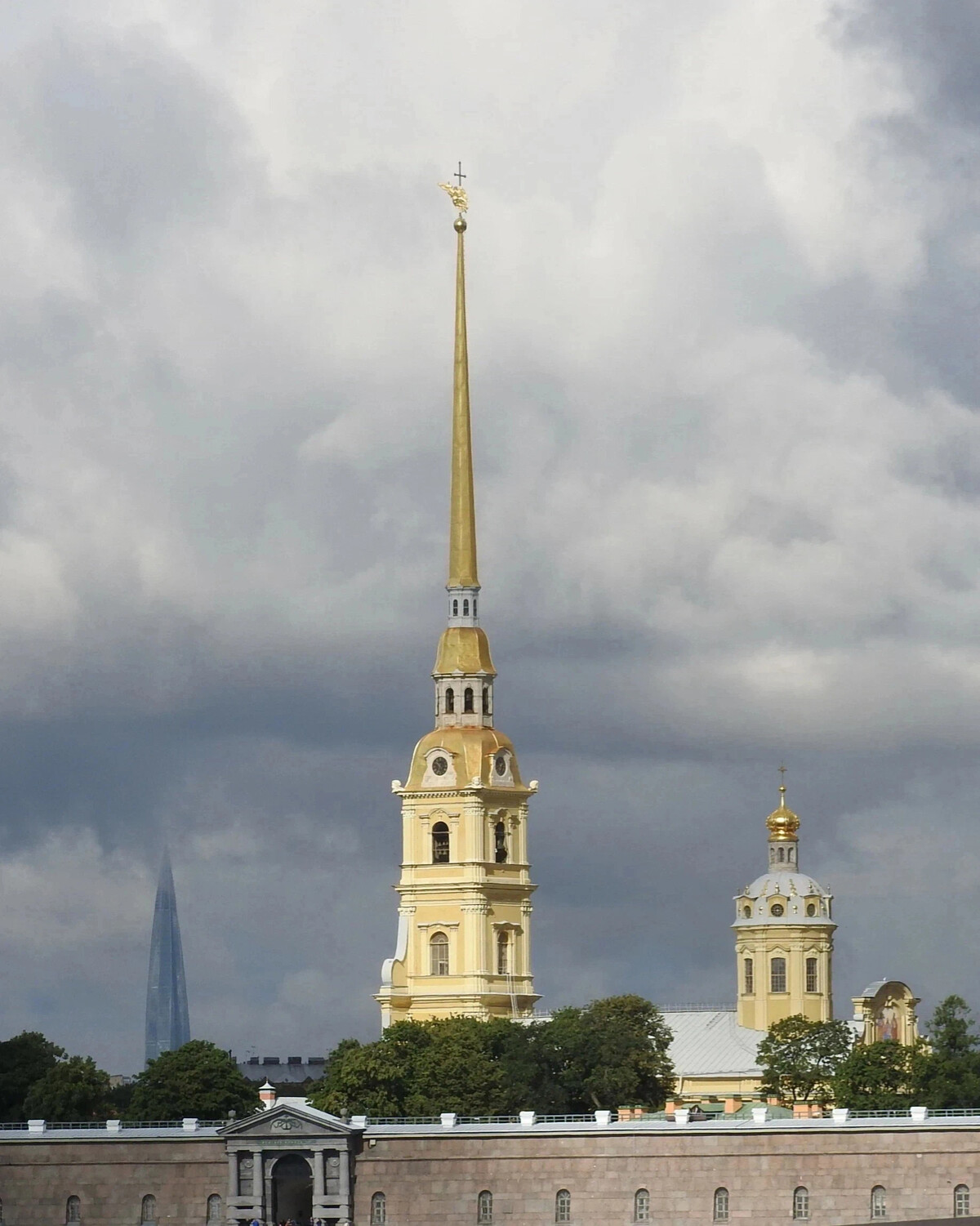 Колокольня Петропавловского собора в Санкт Петербурге