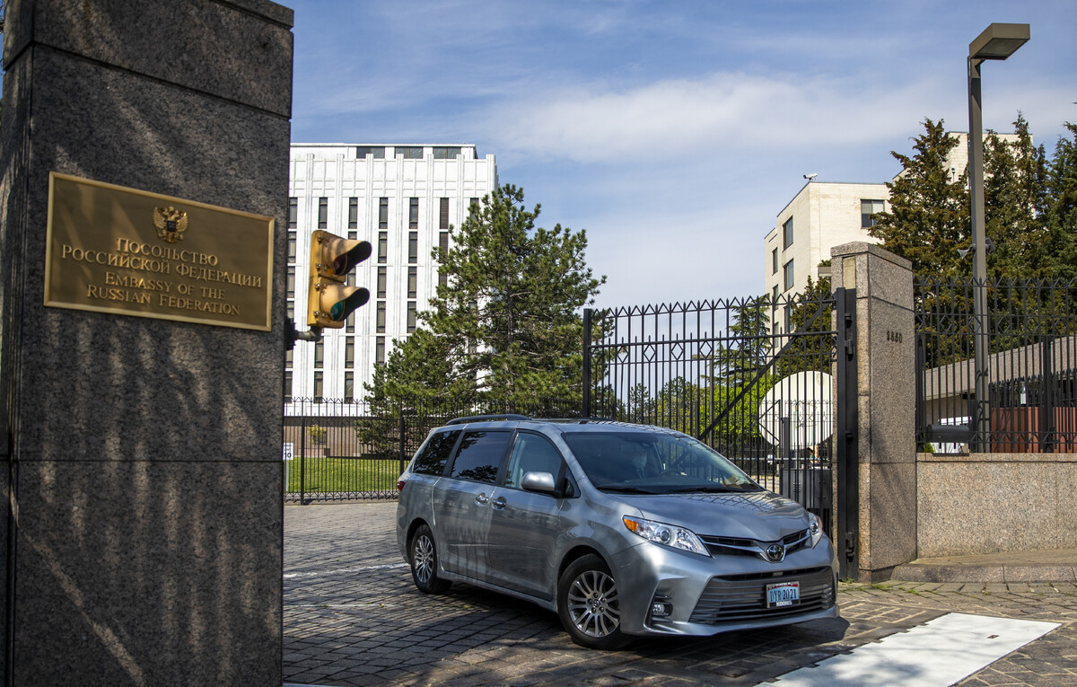 Russian embassy. Посольство США В Финляндии. Посольство России в новой Зеландии. Работник посольства США. У посольство России какие марки машины.