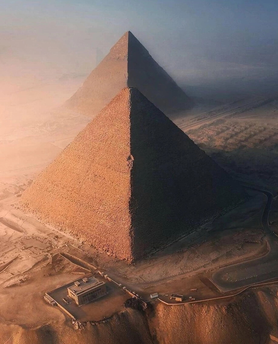 вид сверху на пирамиду