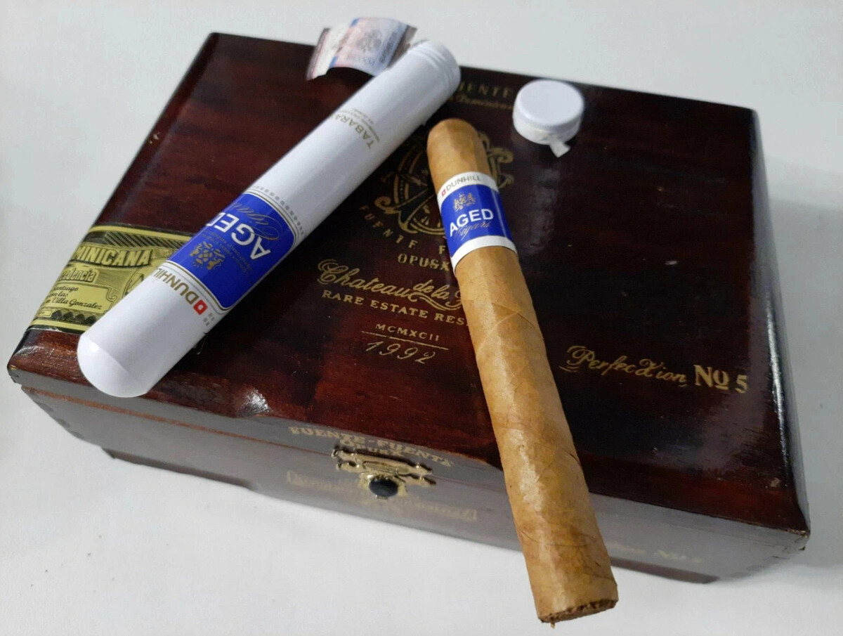 Что подарить курящему человеку. Gold Mill сигареты. Dunhill aged Cigars (AC) Peravias (GC) (Churchill).