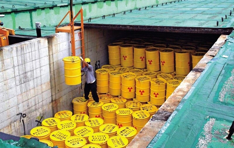 Переработка атомных отходов. Хранение отработанного ядерного топлива в россии. Самые большие захоронения ядерных отходов. Дезактивация радиоактивных отходов жидких отходов. Радиоактивные отходы.