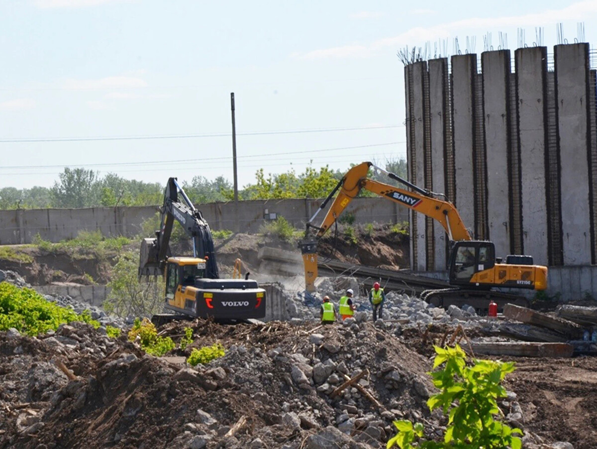 Демонтаж оренбург. Демонтаж оренбург. Фото снос домов украина. Долгострой на советской оренбург. Демонтажные здание работы наименование.
