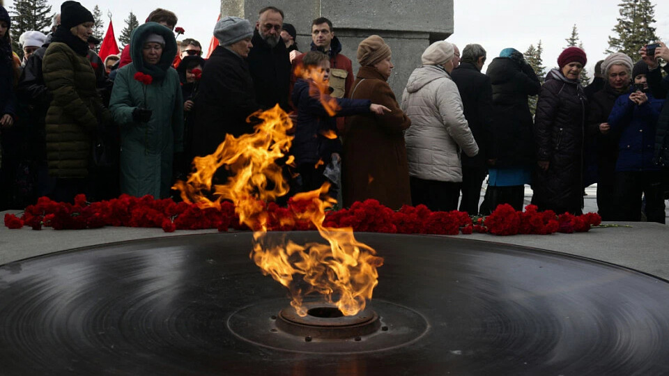 20 21 22 июня. Минута молчания 22 июня 2022. Свеча памяти на монументе славы в Новосибирске. День скорби. День скорби минута молчания.