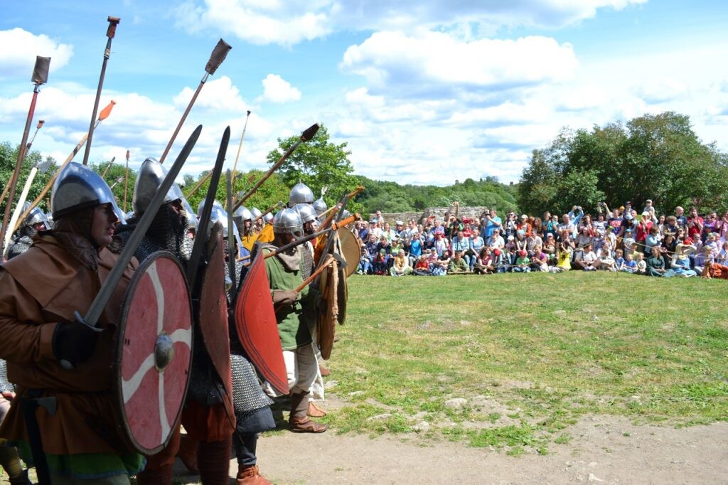 Фестиваль средневековья. Русская правда основные положения. Фестиваль старая ладога. Старая ладога реконструкция. Русский язык является государственным языком российской федерации.