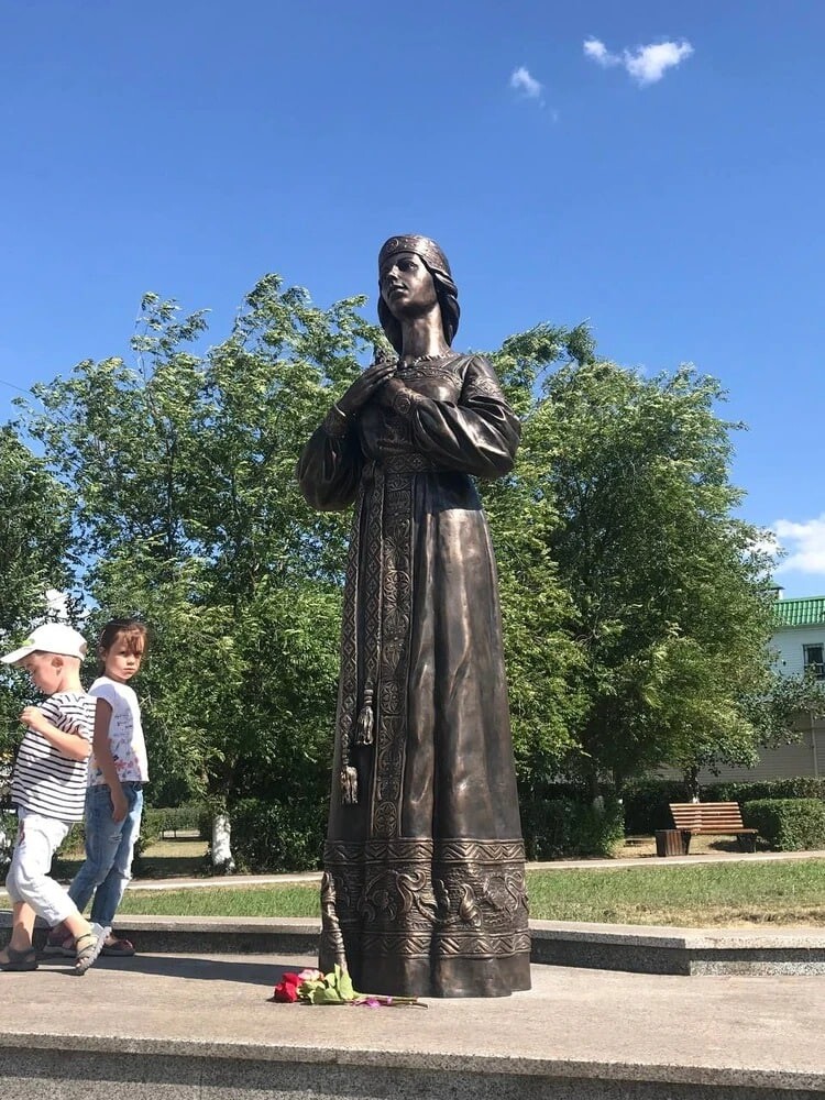 Памятник аленушке. Новая статуя Аленки в Нововоронеже. Памятник Аленке в Нововоронеже. Новый памятник Аленке. Новая Аленка Нововоронеж.