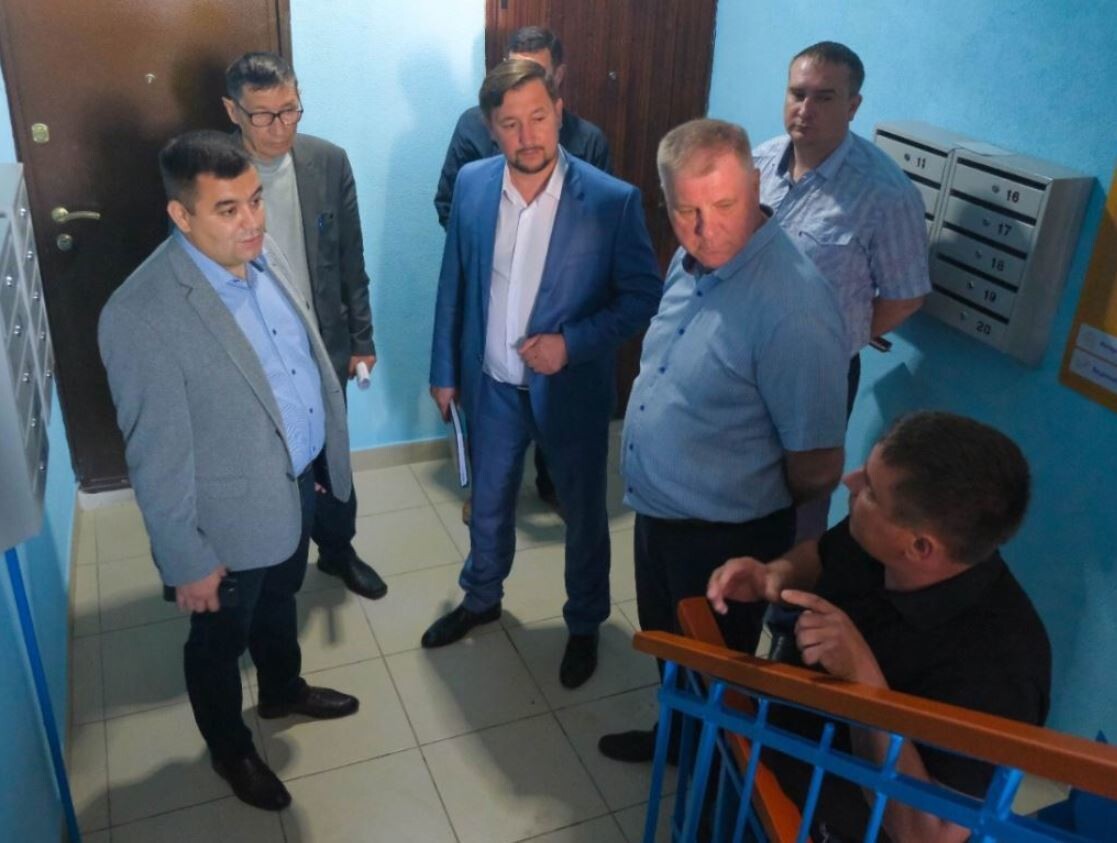Самые читаемые новости сегодня. Подъезд многоэтажки. Фото Раджи Стерлитамак. Мэр Стерлитамака Газизов Рустем Фаритович фото семьи. Подъезды во Франции фото