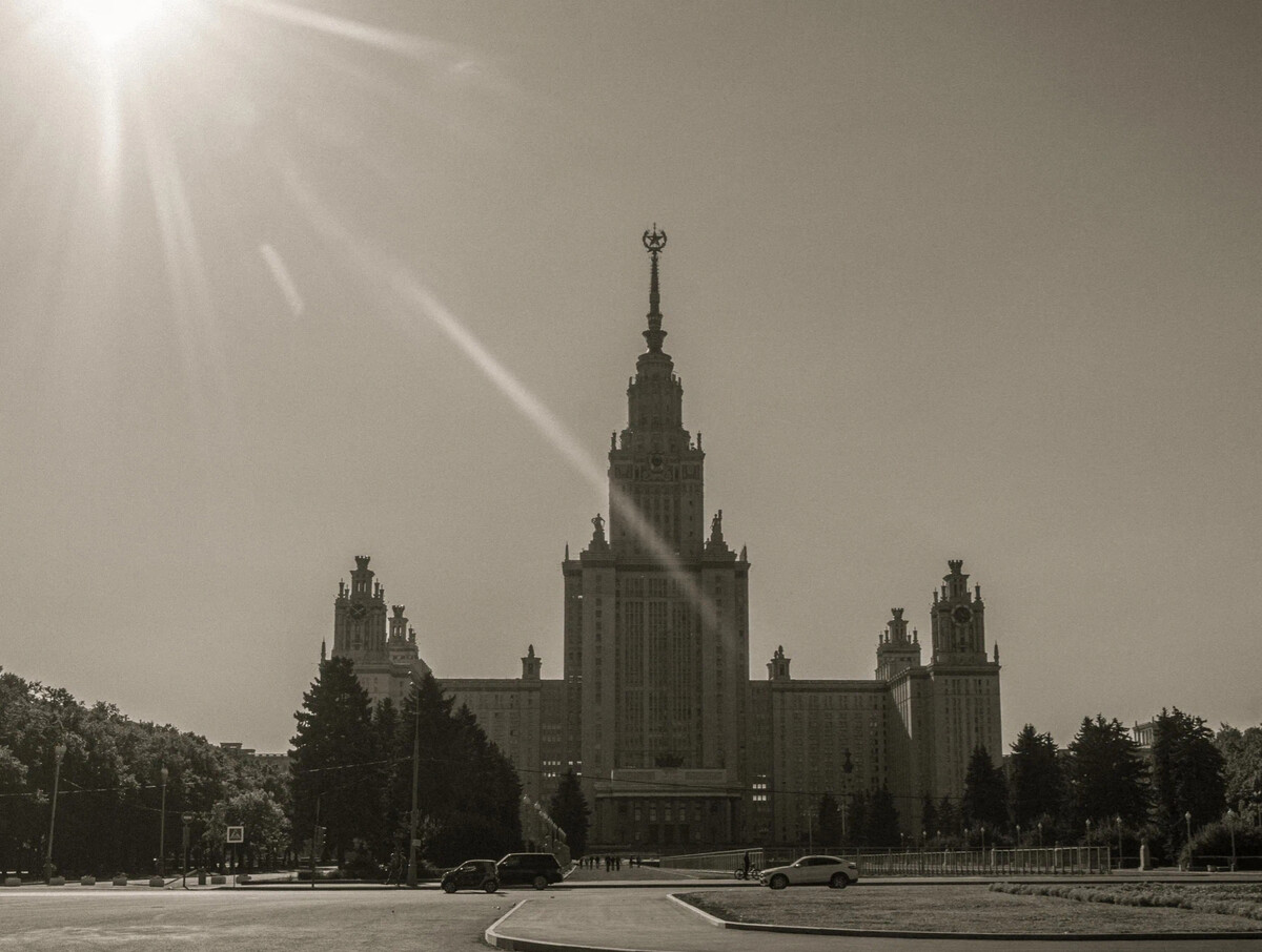 недостроенная сталинская высотка в москве