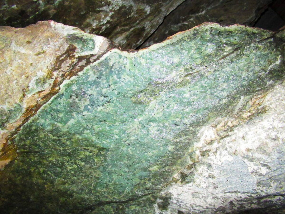 нефрит иркутской области. нефрит улан-удэ добыча. незаконный оборот драгметаллов. нефрит незаконный оборот. нефрит бурятия.