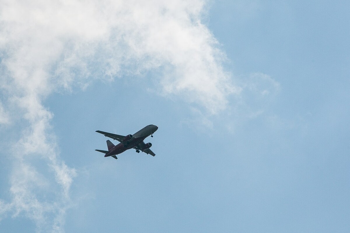 Фото самолёта в небе