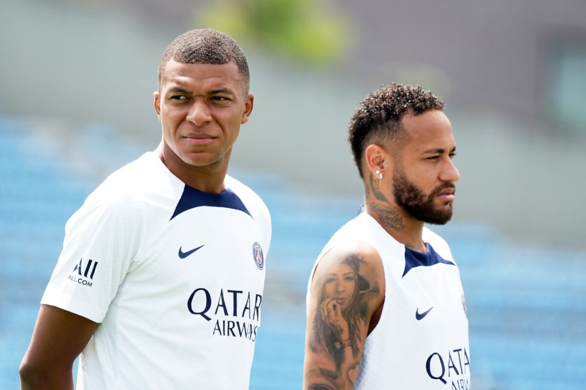 Mbappe Neymar в костюмах