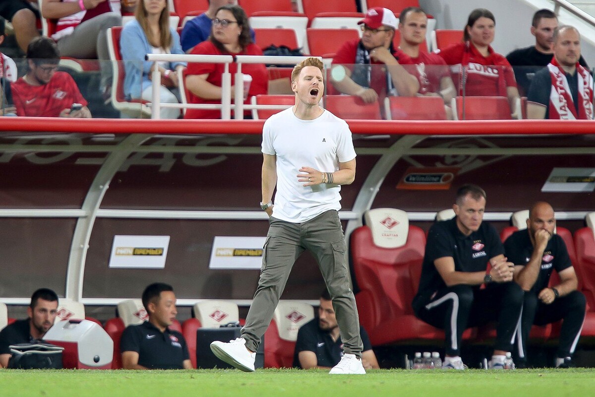 Футбольный тренер. Абаскаль тренер спартака. Абаскаль тренер. Футбольный матч фото. Почему абаскаля нет на матче.