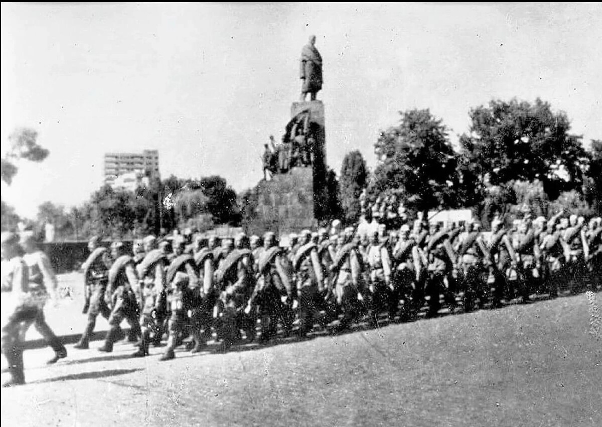 Сумы войска. Освобождение Харькова 23 августа 1943. Освобождение Харькова в 1943. 23 Августа 1943 года— город Харьков освобожден войсками красной армии. В освобожденном Харькове август 1943.