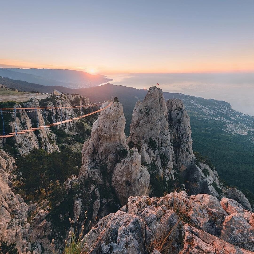 Ай. Гора ай-Петри в Крыму. Крымские горы ай Петри. Гора альпетри Крым. Гора ай-Петри (поселок Мисхор).