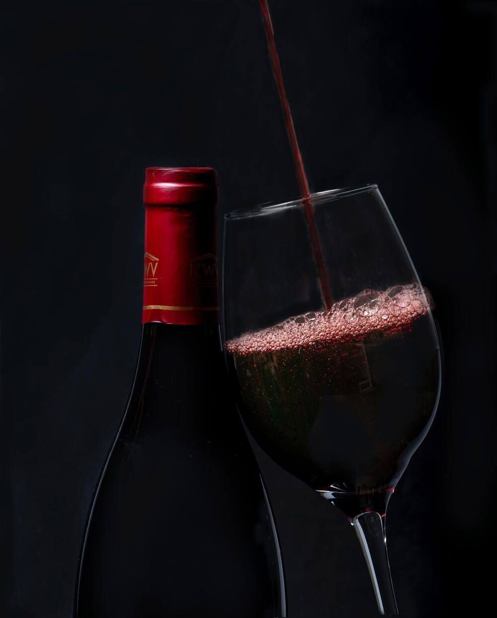 Красне вино. Красное вино. Красивая бутылка вина. Бокал красного вина. Бокал с вином.