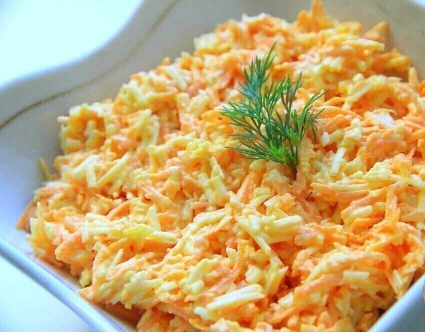 Морковка с чесноком. Салат морковь с сыром. Салат морковный с сыром. Морковь с сыром и чесноком. Салат морковка с сыром и чесноком