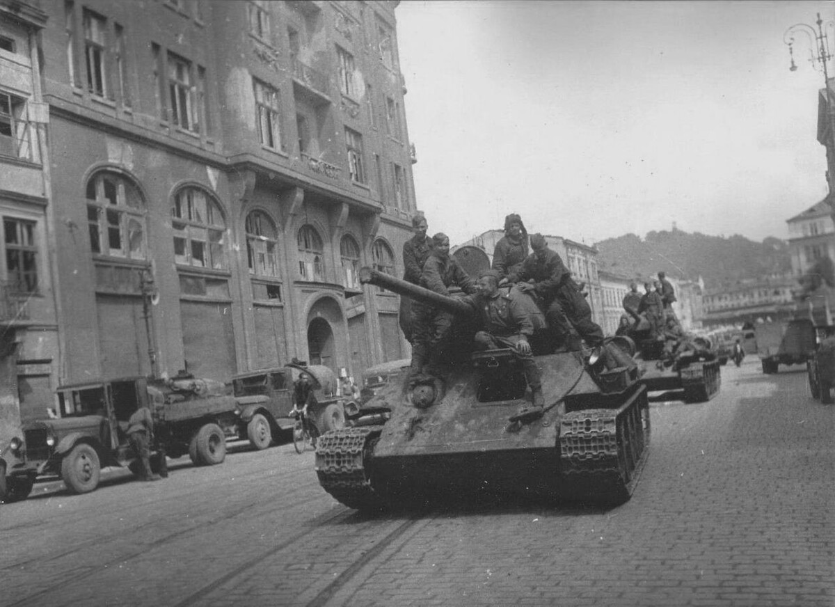 3 июля 1944 г. Т-34 Львов 1944. Т-34 Уральский добровольческий танковый корпус. Освобождение Симферополя 1944. Львов 1945.
