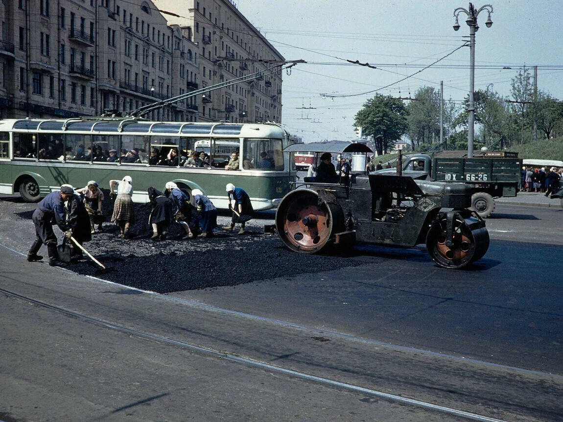 Укладка асфальта на каланчёвской улице, Москва, 1959 год