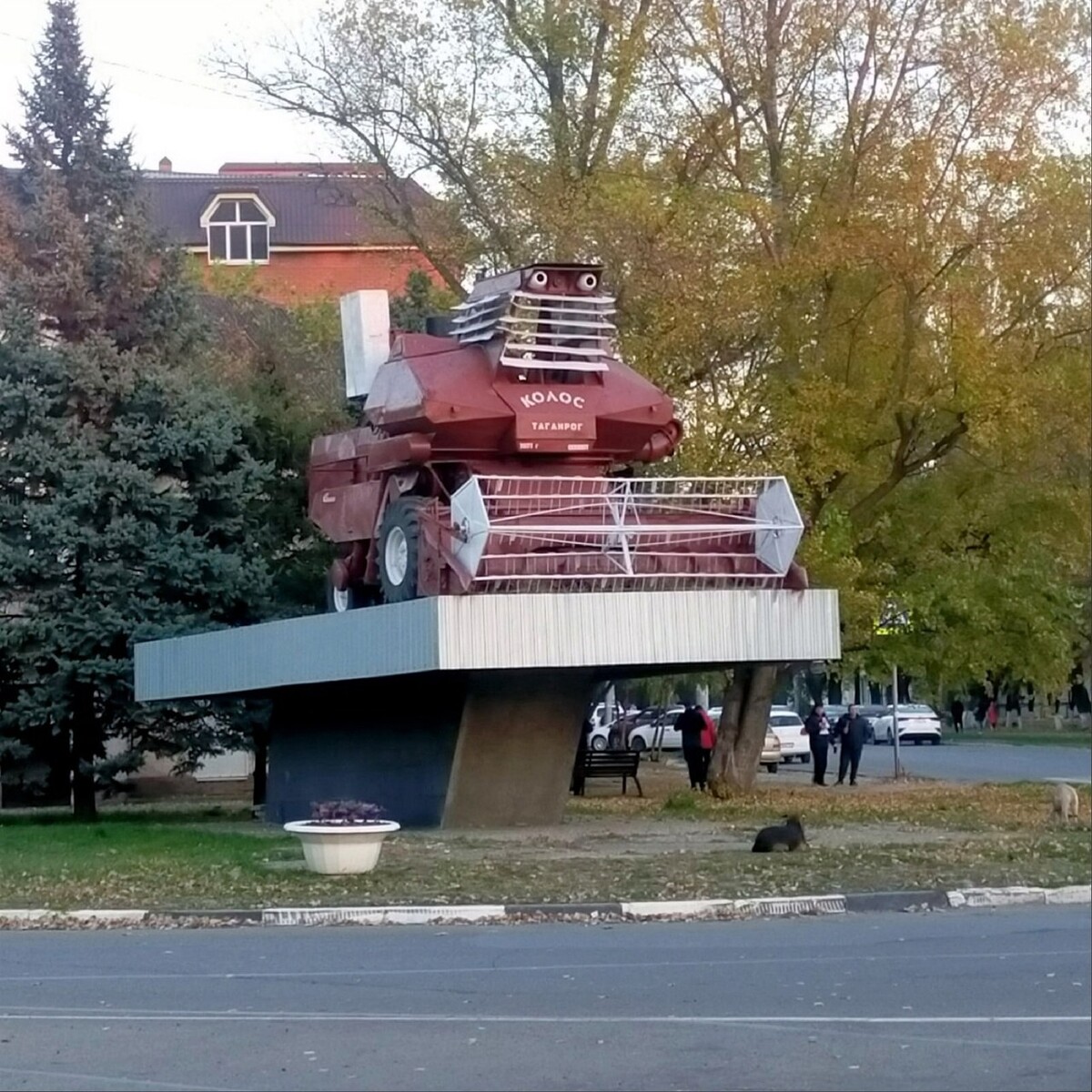 Памятник комбайну. Памятник комбайну в Таганроге. Комбайн Колос Таганрог. Советский Таганрог.