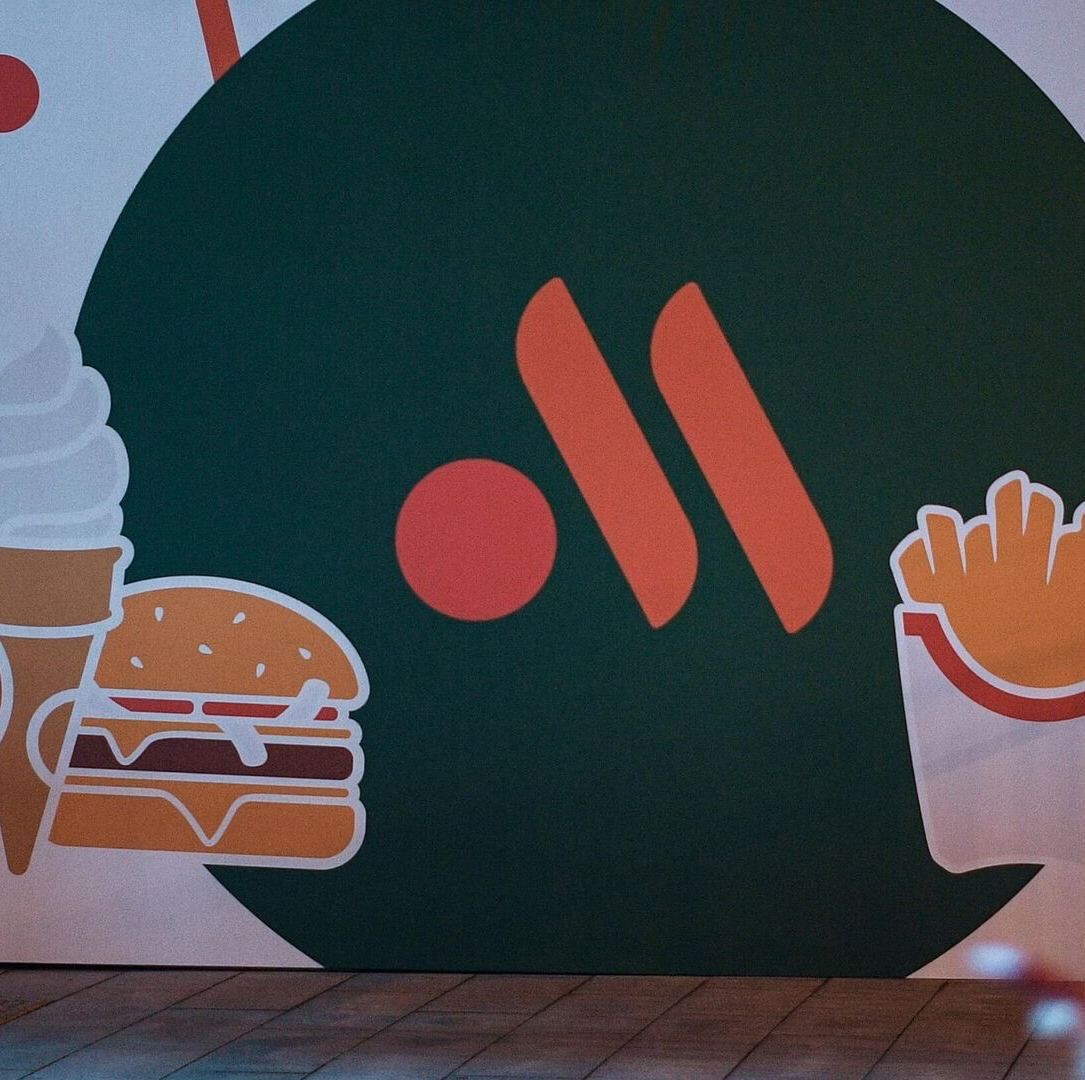 Вкусно и точка похож. Логотип макдональдс россия корм для животных. Вкусно и точка похож. Вкусно и точка рекламный ролик. Логотип фирмы корма для животных.