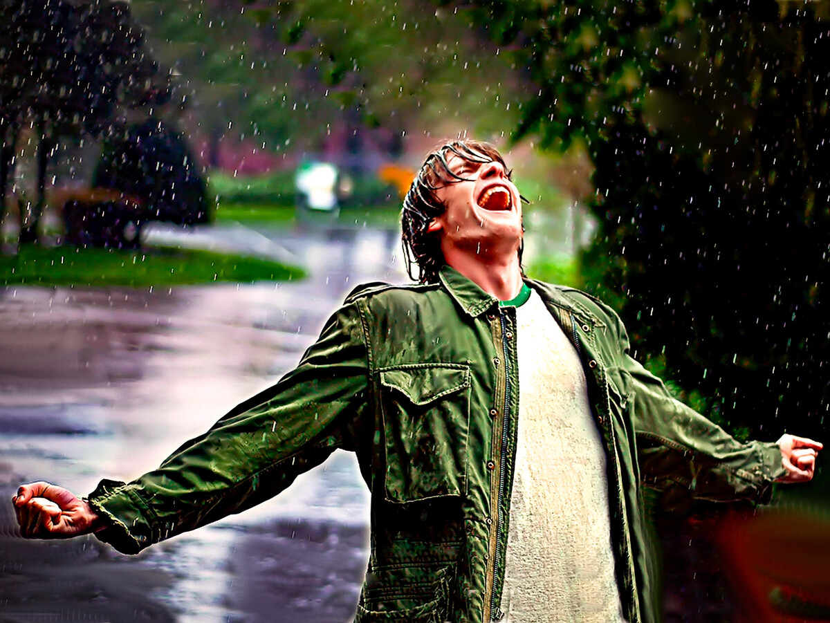 Песни дождь из мужиков. Человек под дождем. Радоваться дождю. Человек дождя. Человек радуется дождю.