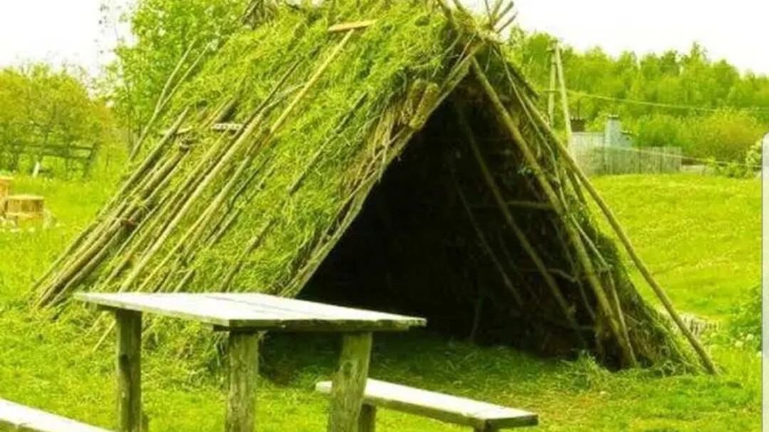 Жердей 5 букв. Кушниковские шалаши. Шалаш из веток. Домик из жердей. Шалаш из веток для детей