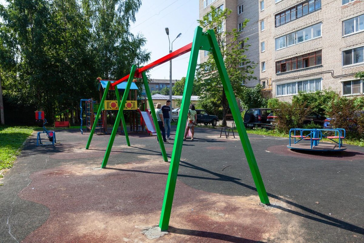 захожу во двор