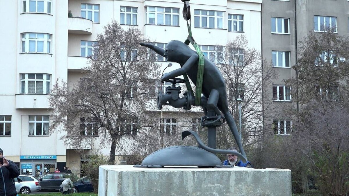 памятник путину в праге перед посольством