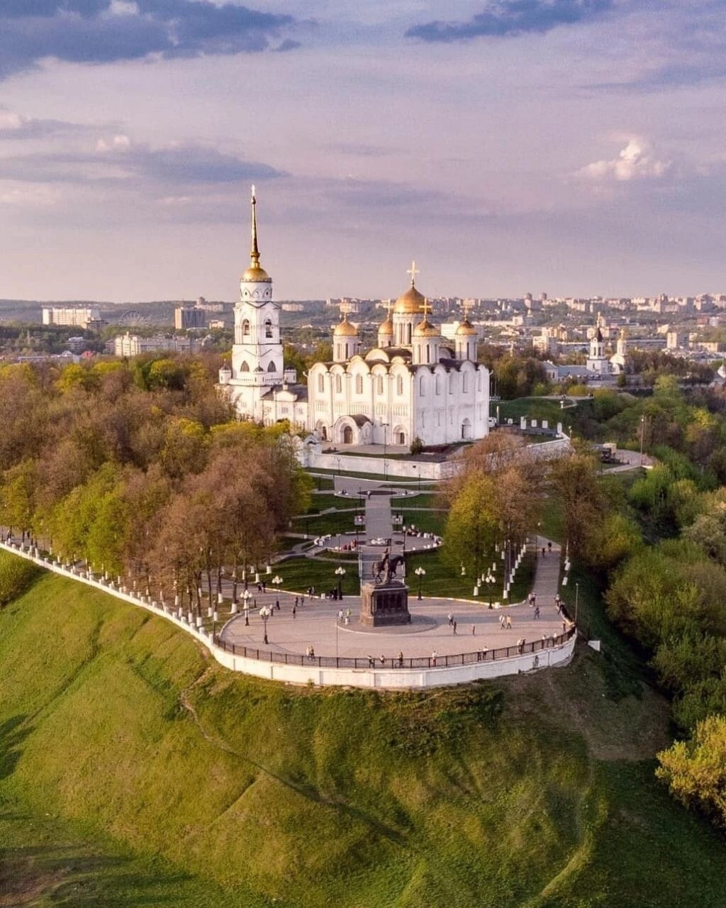 Она близко города. Прогулка по Владимиру фото.