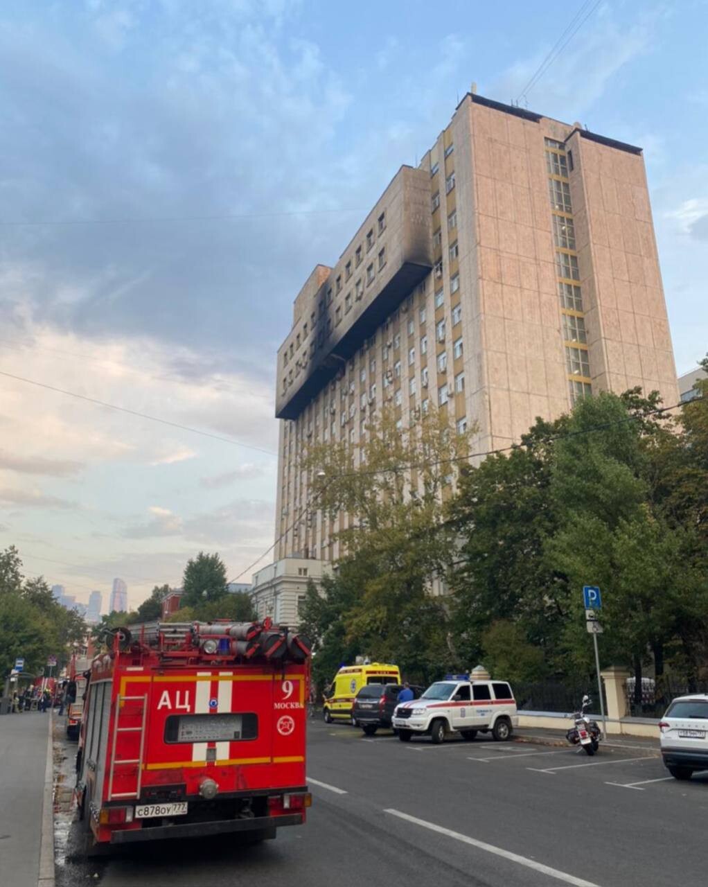 Мчс здание. Здания Москвы. Здания в центре Москвы. Пожар в Москве. Пожар в здании.