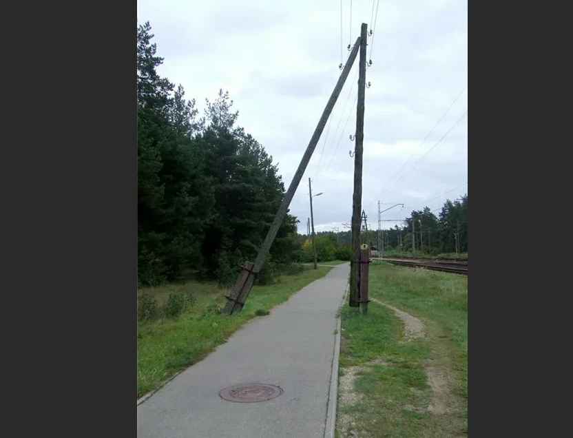 Двойной столб. Суеверие про столб. Чертовы ворота примета столбы. Обходят столб. Суеверие про столб.