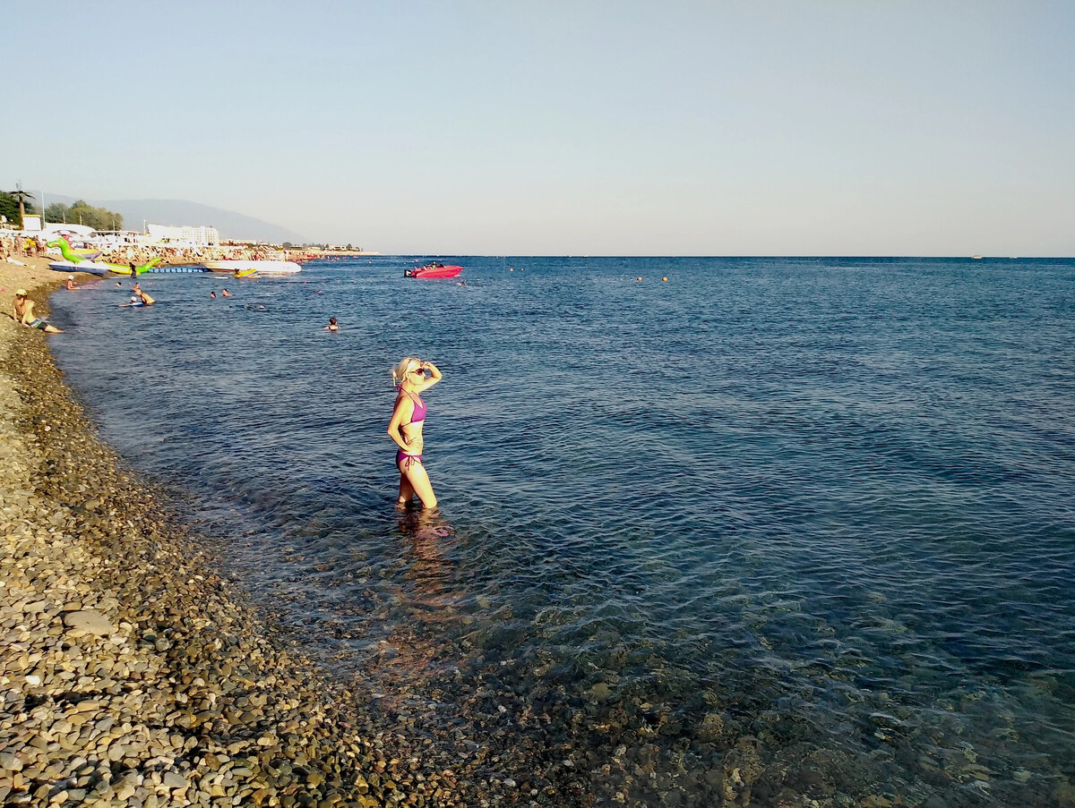 Где сейчас купаются в море. Море Имеретинка. Сочи море. Купаемся в море Сочи. Море в Сочи сейчас.