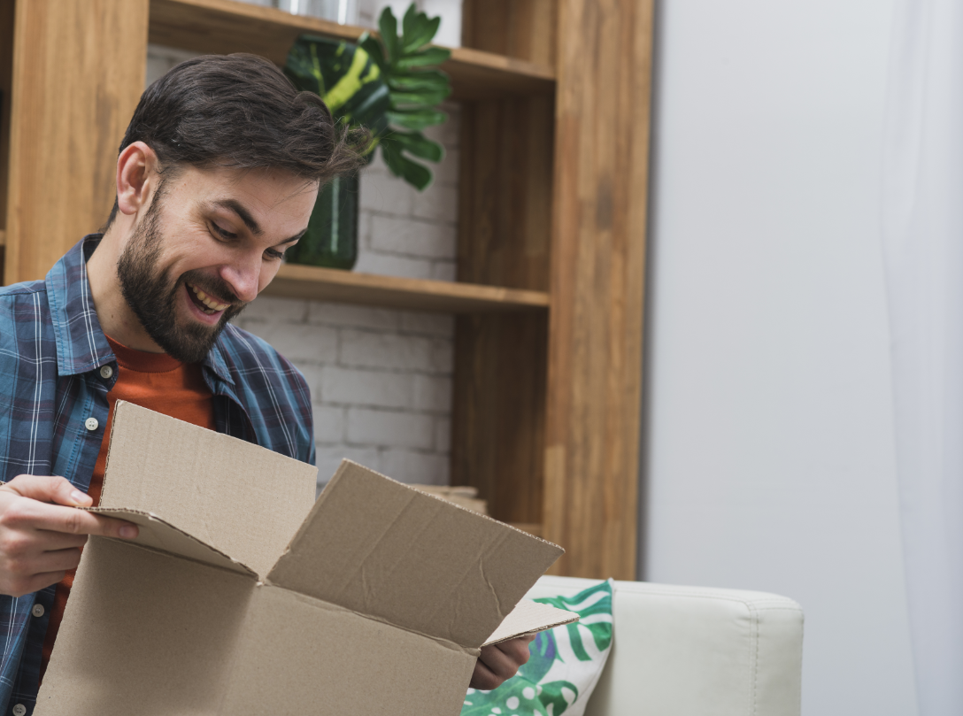 Коробка в руках. Человек с коробками. Курьер с коробкой в руках. Доставка фото. Курьер доставляет.