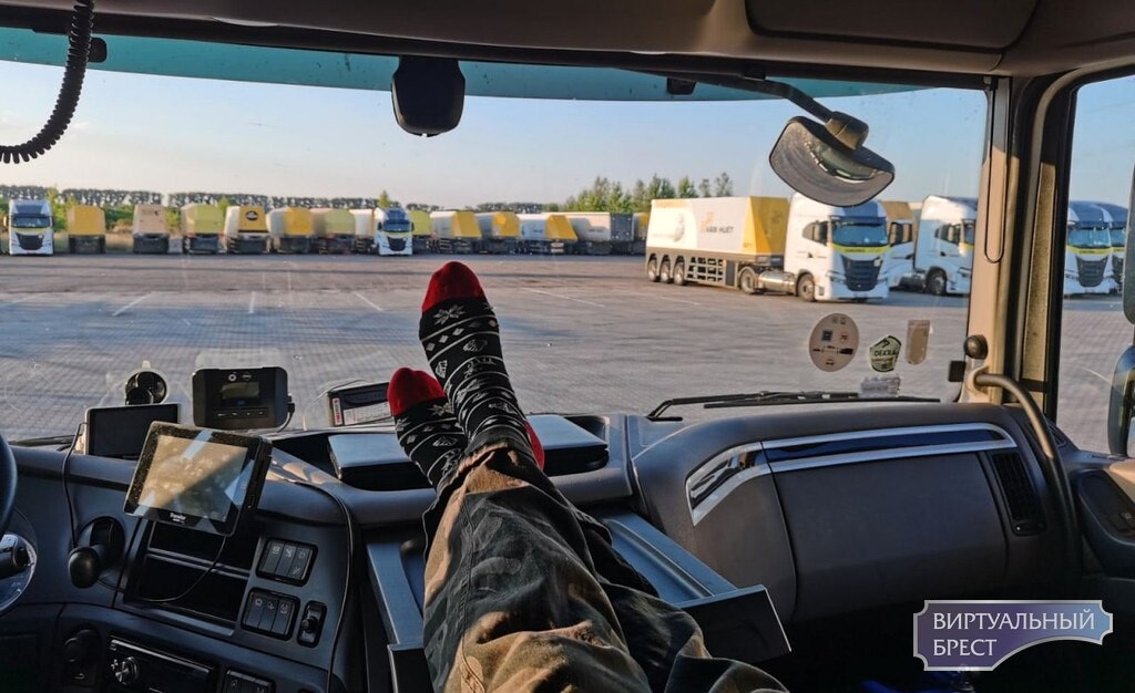 водитель международником рб. держит грузовик. водитель международником рб. справочник водителя международника. спк водителя международника.