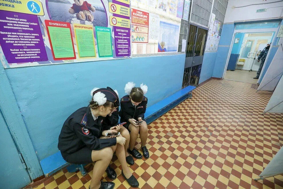 Заниматься в школе. Фото запрещённые в России. Запрещенки школьники. Школьникам запретили телефоны.