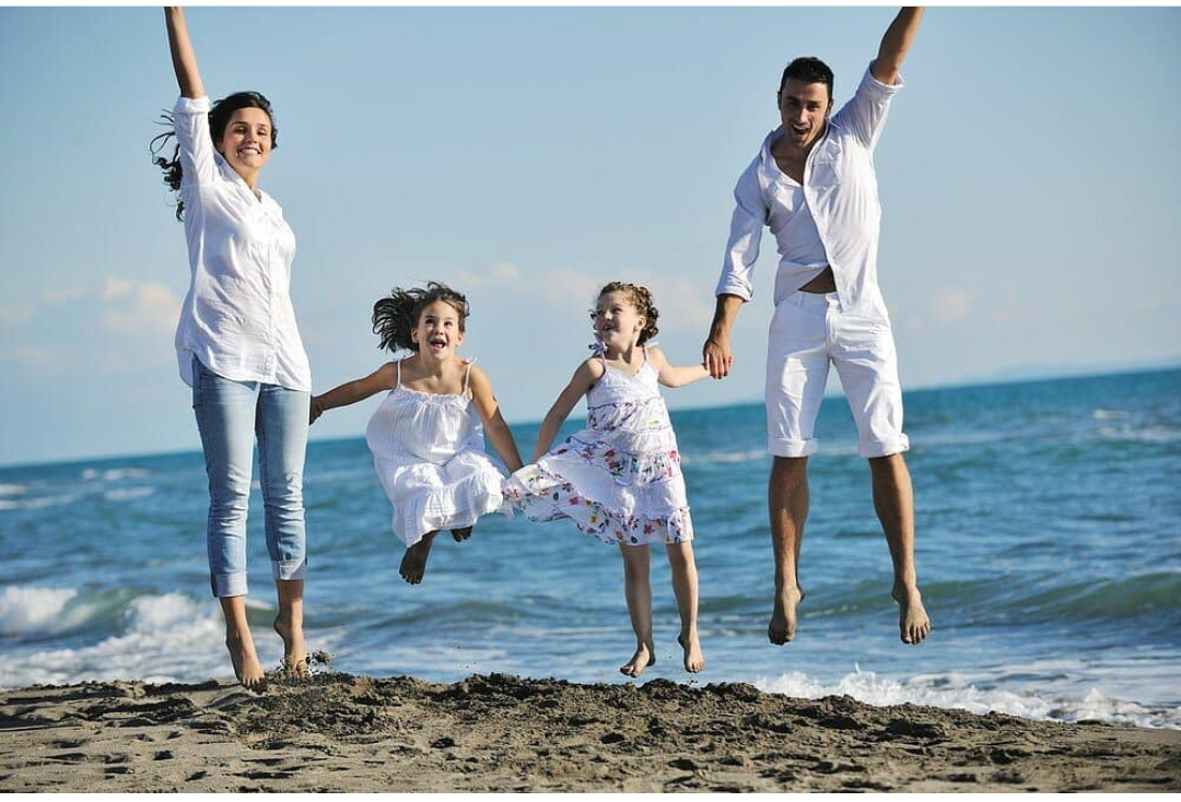Что такое идеальная семья. Счастливая семья. Семья со счастливым ребёнком. Семья с двумя дочками. Семья на море.