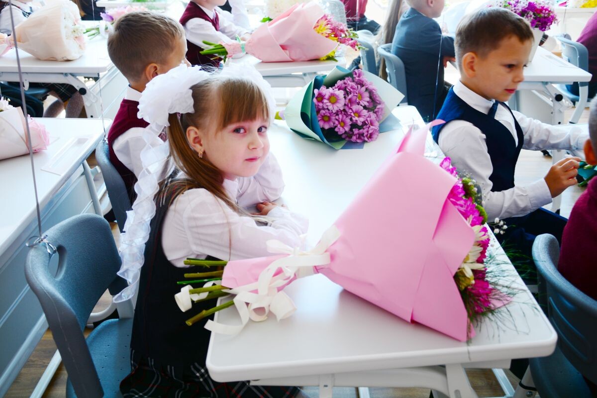 подготовка к 1 сентября. линейка в школе. цветы на первое сентября. 1 сентября в соцсетях. первоклассники на линейке.