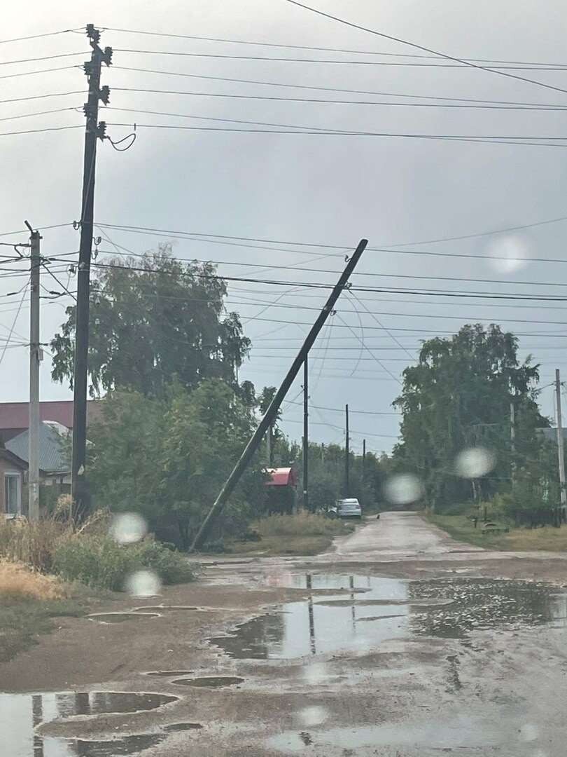 Ураганный ветер. Смерч на дороге. Сильный дождь. Сильный ветер.