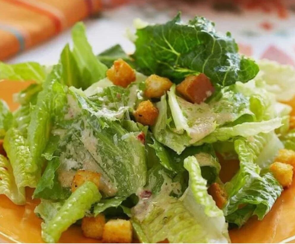 Салат цезарь с курицей классический в домашних условиях рецепт с фото с листьями салата