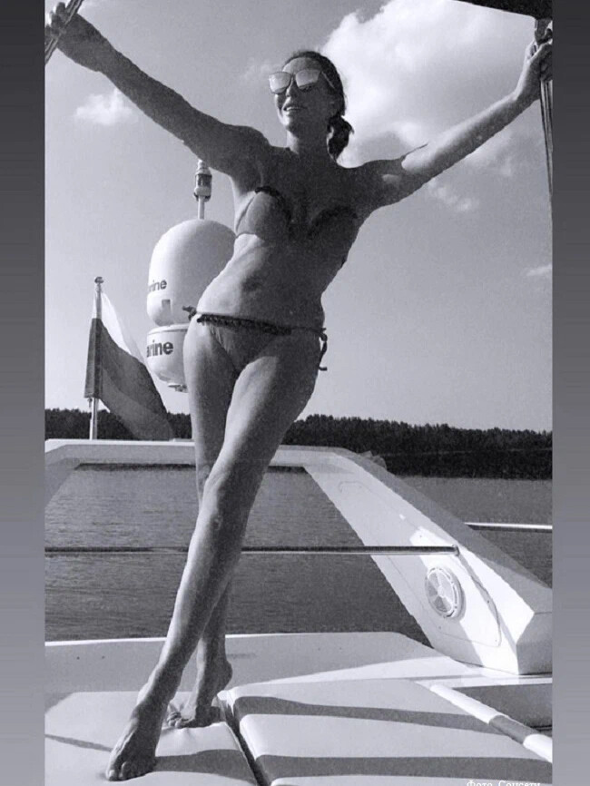 Бессмертная красавица Алика Смехова, снискающая почтение и восхищение, благодаря своему удивительному росту, изящному весу и идеально пропорциональным формам, которые делают ее образы неповторимыми.