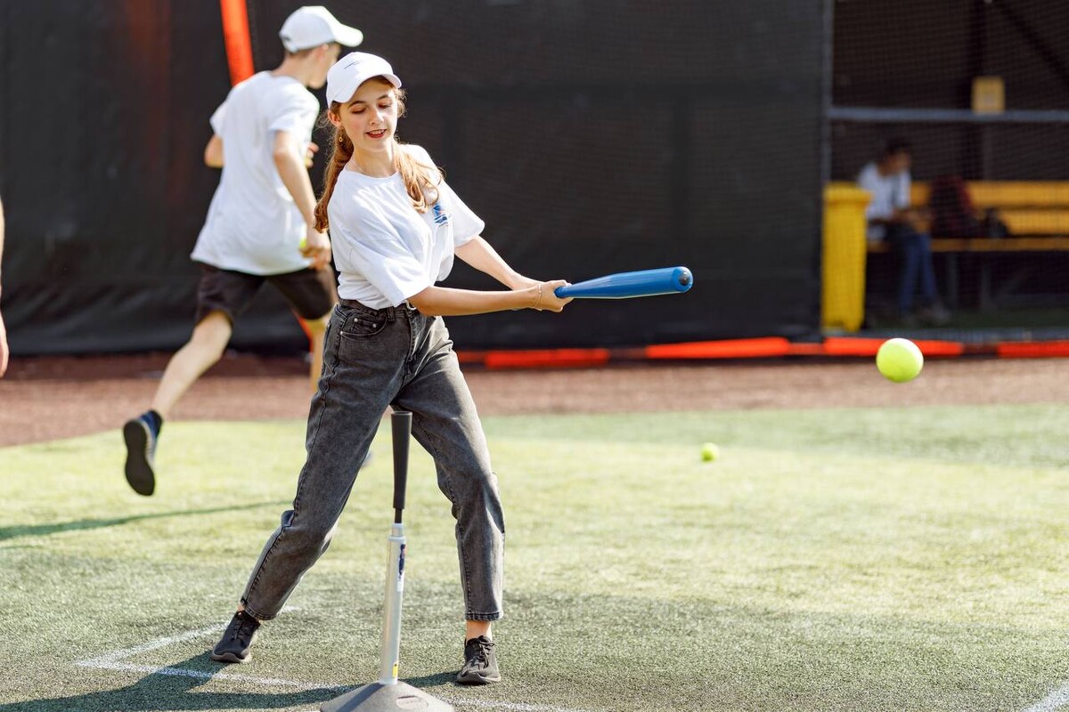 Бейсбол 5. Смешанный вид спорта. Women playing Baseball together.