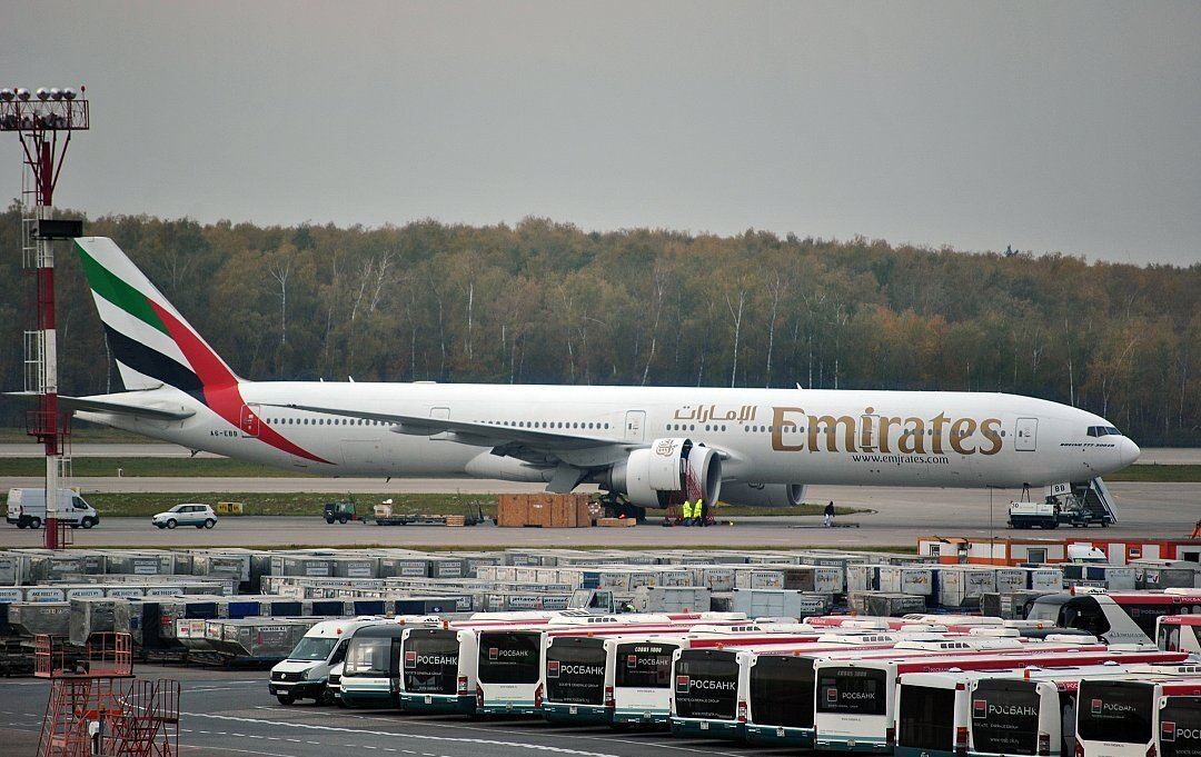 Домодедово эмираты. Боинг 777 в Домодедово. Боинг 777 Эмирейтс Москва. Emirates Airlines в Домодедово. А380 Эмирейтс Домодедово.