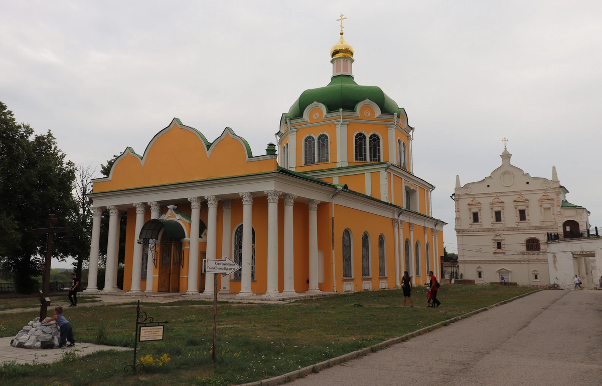 А вот это - Христорождественский собор, самый старый в Рязанском кремле. Валерий