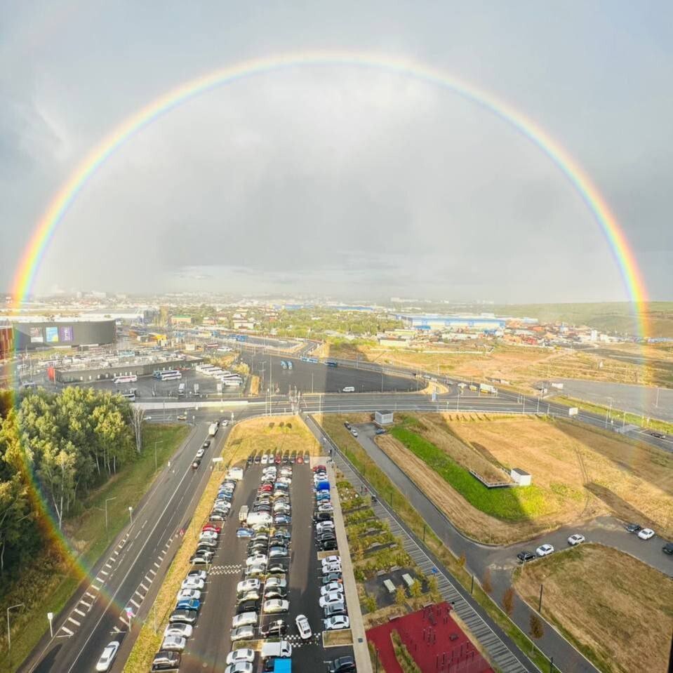 Радужный москва. Радуга в небе фотографии. Радуга над Москвой. Начинается Радуга. Москва небо.