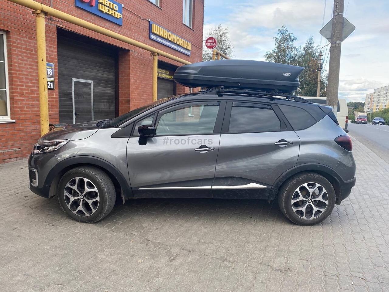 Установка рейлингов, багажника и автобокса 430л на Renault Kaptur в Туле – вид сбоку