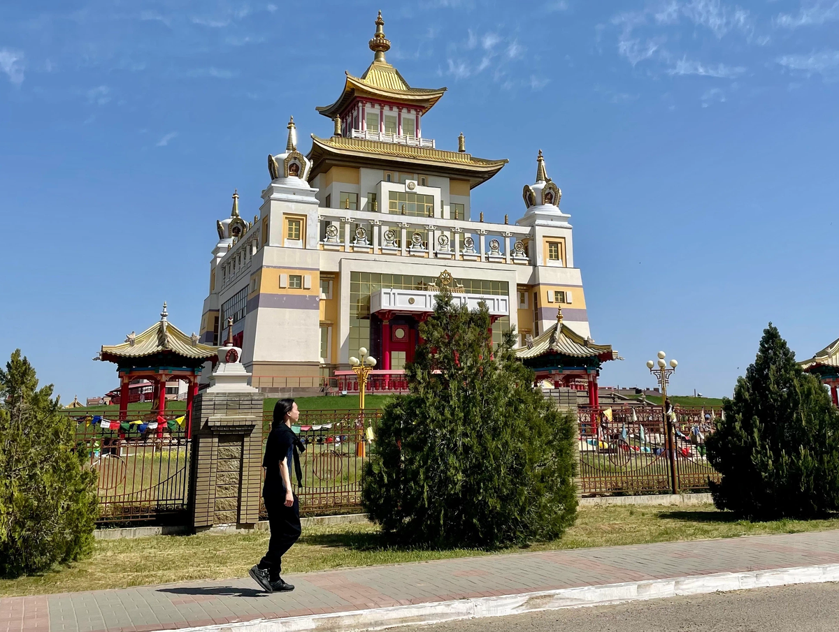золотая обитель будды шакьямуни калмыкия. буддийский храм в калмыкии. буддийский храм в калмыкии. элиста храм золотого будды. дацан в элисте калмыкия.