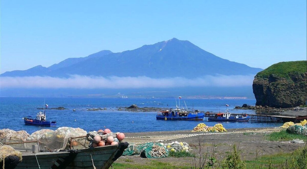 Итуруп школа. Вулкан баранского итуруп. Остров итуруп курильские острова. Аэропорт ясный итуруп. Итуруп аэропорт.